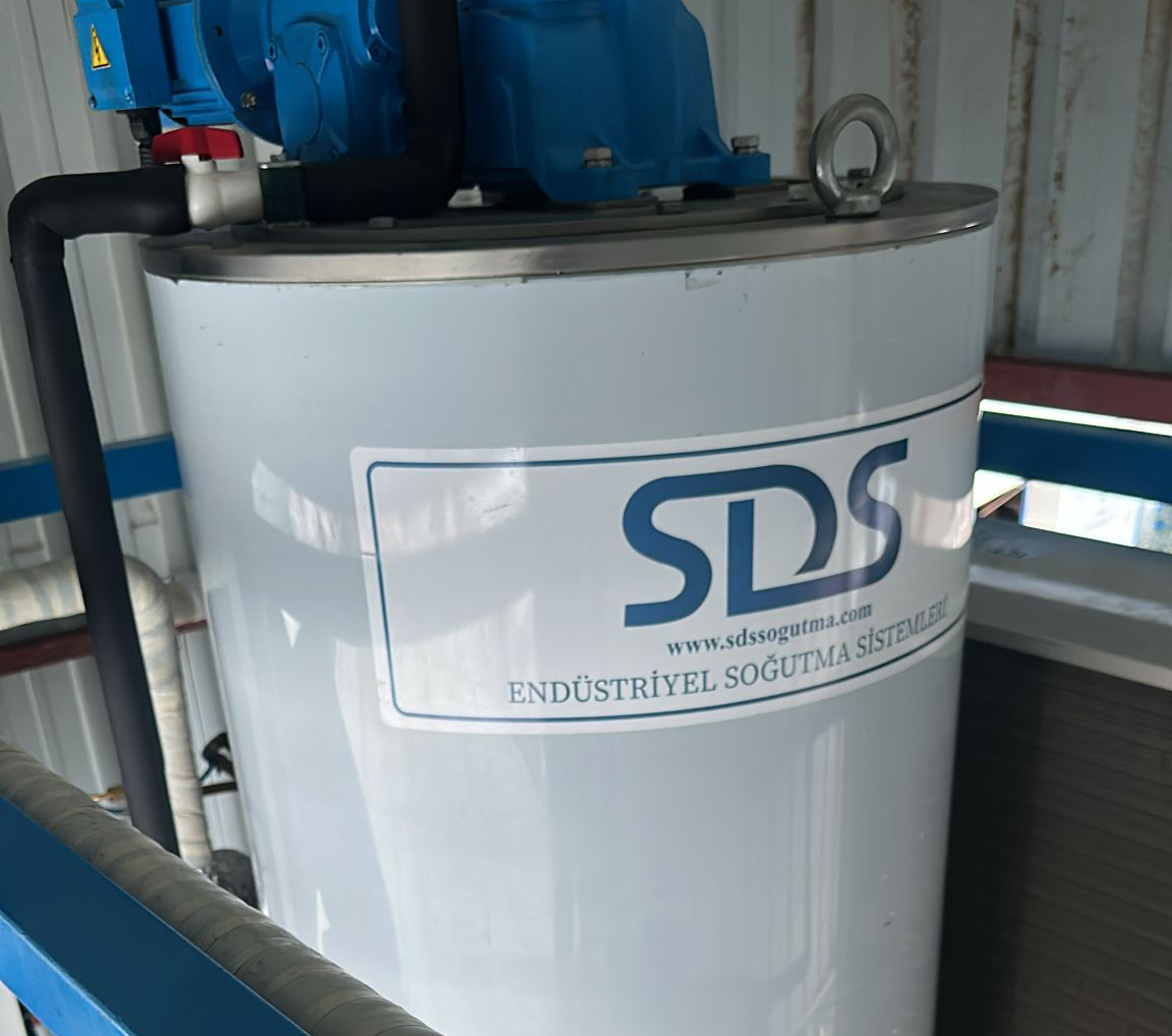 SDS SOĞUTMA tarafından üretilen modern yaprak buz makinaları.